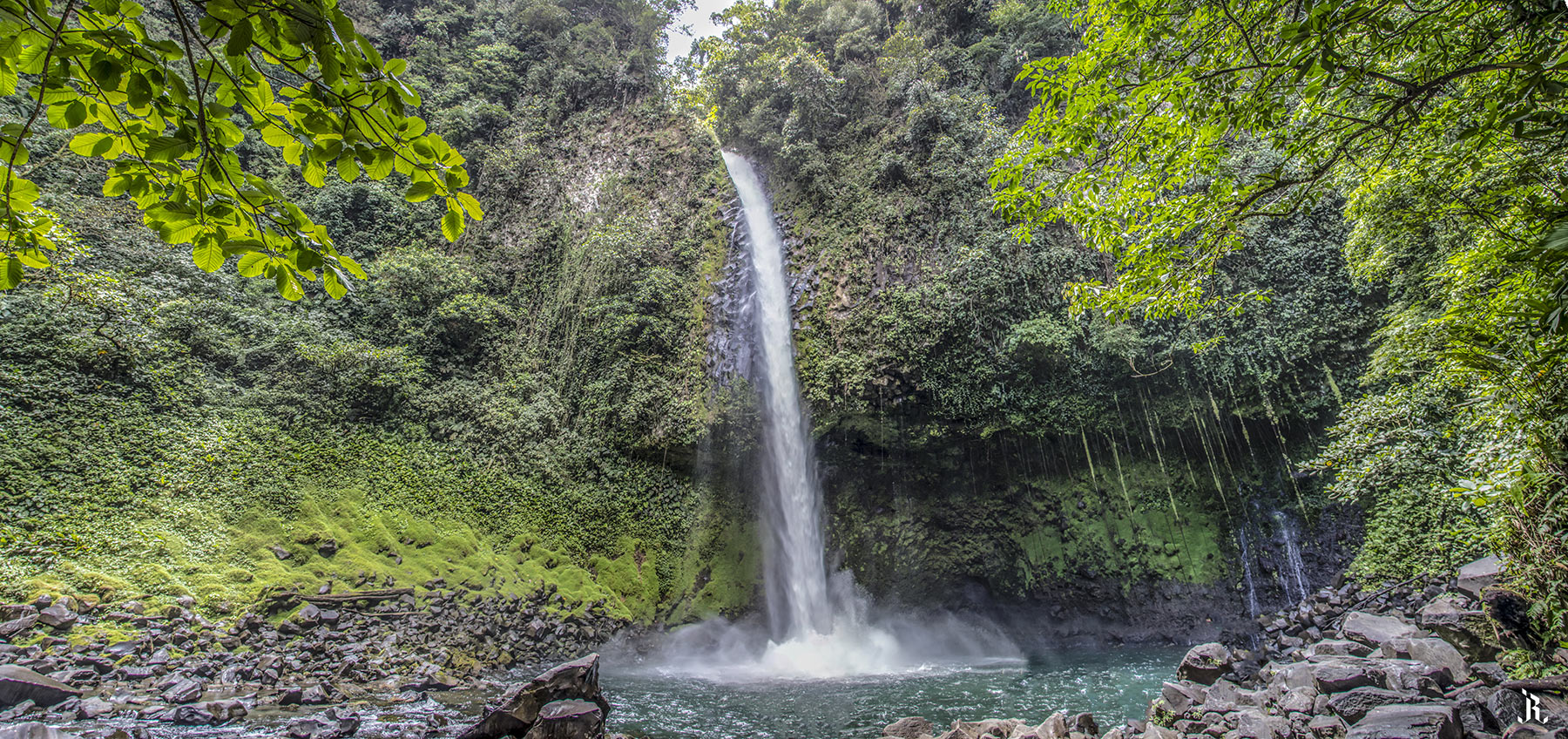Cascada natural en Costa Rica