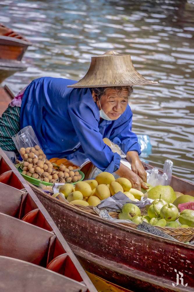 Vendedora en el mercado del agua, Tailandia