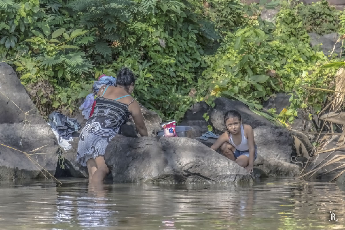 Lavando la ropa en el río, Costa Rica