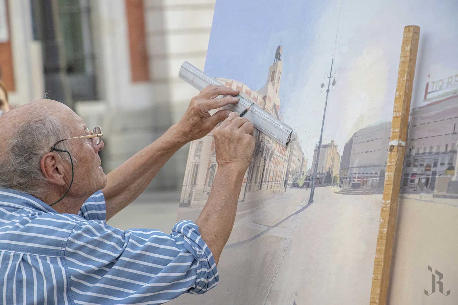 Antonio López pintando en la gran vía de Madrid