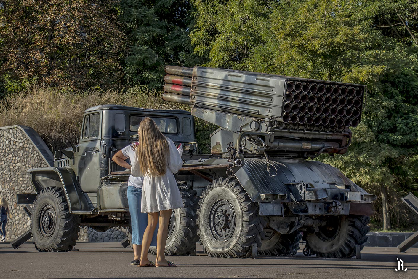 Ucranianas haciéndose selfies con vieja maquinaria de guerra. Año 2019.